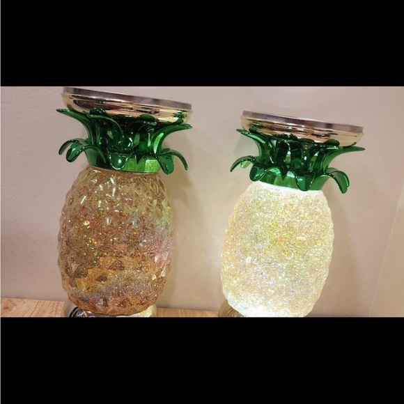 [Bath & Body Works] NWT PINEAPPLE GLITTER WATER-GLOBE LIGHT UP CANDLE
HOLDER - Picture 2 of 11